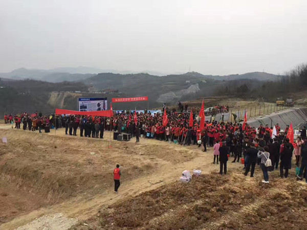 安康市漢陰縣綠豐現代農業(yè)有限公司迎來漢陰縣千人義務植樹活動